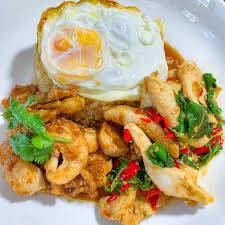 ไก่ผัดกระเพราราดข้าว