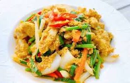 ผัดผงกะหรี่ไก่(กับข้าว)