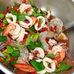 ครัวสองเจ้ ส้มตำ ยำ รสแซ่บ
