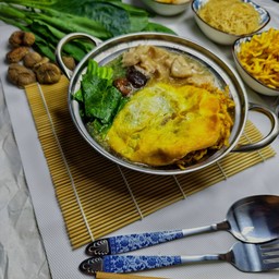 [อร่อยซ่ากับโค้ก] ราดหน้าเส้นหมี่กรอบห่อไข่ +  โค้ก ออริจินัล (กระป๋อง)