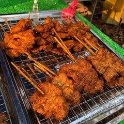 เหนียวหมูทอด หน้าร.พ.แพร่คริสเตียน