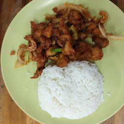 ข้าวราดไก่ทอดผัดเม็ดมะม่วง