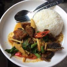 ข้าว เครื่องแกง ปลาดุก