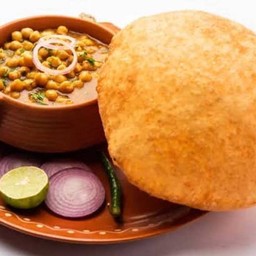 แกงเผ็ดถั่วขาวบาทูร่าและแป้งสาลีทอด