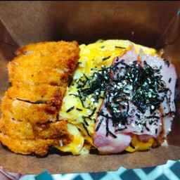 มาม่าเกาหลี(พรีเมี่ยม)ซัมยัง ห่อไข่  พร้อมด้วยสะโพกไก่กรอบชิ้นใหญ่ + เบคอน2ชิ้น  โรยหน้าด้วยสาหร่าย