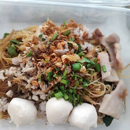 ก๋วยเตี๋ยวเครื่องหมู หมูสับ หมูชิ้น ลูกชิ้น ตับ ไส้ ฮื่อก้วย ครบเครื่อง เพิ่มความอร่อยด้วย เส้นคลุกซีอิ๊วดำ กินเพลิน