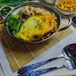 ราดหน้าเส้นหมี่กรอบห่อไข่