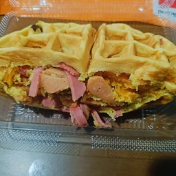 วาฟเฟิล+ไส้กรอก+หมูหยอง