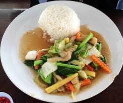 ผัดผักรวมไก่ราดข้าว