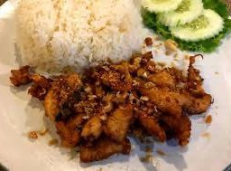 ไก่ทอดพริกไทยดำราดข้าว