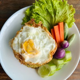 ข้าวผัดไตปลาแห้ง+ไข่ดาว พร้อมผักสด