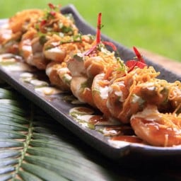 ยำแป้งกรอบ โรยด้วยชีสและซอสเปรี้ยวหวาน