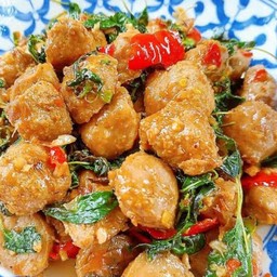 กระเพราลูกชิ้นปั้นสด ไข่ดาว