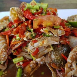 เกาเหลารวมกุ้งหอยแครงปูม้าปลาหมึก