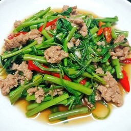 ผัดผักบุ้งหมูสับราดข้าว