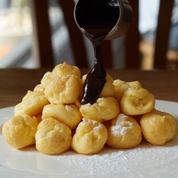 Baby Éclair with hot fudge sauce เบบี้เอแคลร์ซอสช็อกโกแลตฟัดจ์