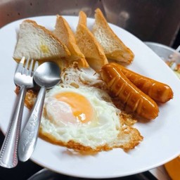 ไข่ดาว+ไส้กรอก+ขนมปัง