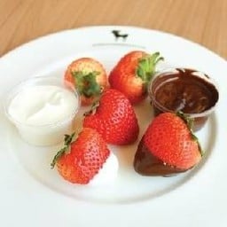 Fresh Strawberry Platter สรอเบอร์รี่สดกับเฟรชครีมและดาร์กช็อกโกแลตละลาย