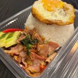 กระเพราเบคอน+ไข่ดาว