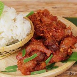 ข้าวเหนียวหมูสามชั้นทอด