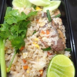 ข้าวผัดปลากระป๋อง