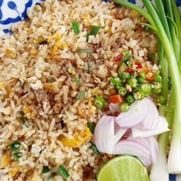 ข้าวผัดกระทะเหล็กปลาอินทรีย์เค็ม