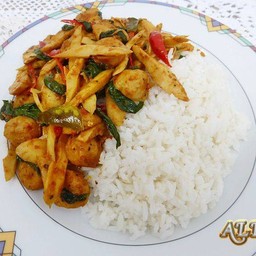 ข้าวราดผัดริกแกงไก่ใส่หน่อไม้