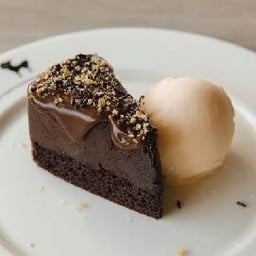 Queen B Fudge Cake ควีนบี ฟัดจ์เค้ก