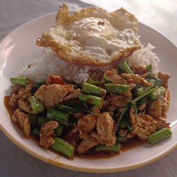 ผัดพริกแกงถั่ว