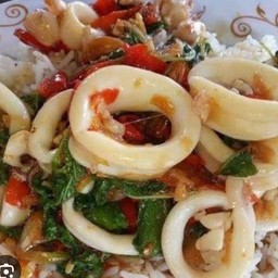 กระเพราปลาหมึก แถมฟรี ไข่ดาว