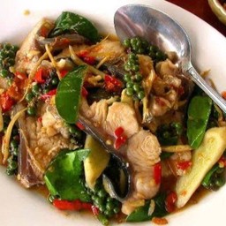 ผัดฉ่าปลาน้ำโขง