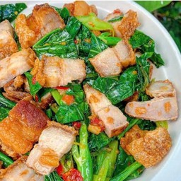 คะน้าหมูกรอบ (กับข้าว)