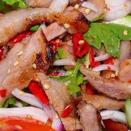 ยำคอหมูย่าง