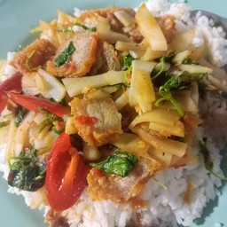 ผัดกะเพราหมูกรอบใส่หน่อไม้