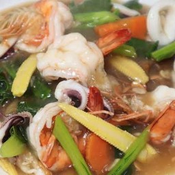 ราดหน้าทะเลผักรวม