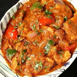 ไก่ไม่มีกระดูกผัดกับมะเขือเทศ หอมหัวใหญ่แบะพริก