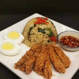 ข้าวผัดเขียวหวานหมูทอด+ไข่ต้ม