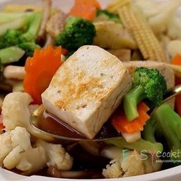 ข้าวราดผัดผักรวม  Mix vegetables stir-fried on Rice