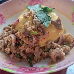 ข้าวไข่ข้นราดลาบหมู