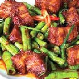 ข้าวราดผัดพริกแกงหมูกรอบเจ