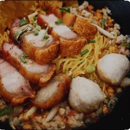 บะหมี่เกี๊ยวหมูกรอบ ต้มยำ