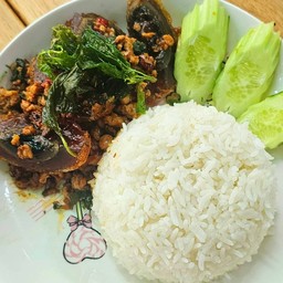 ข้าวหมูสับไข่เยี่ยวม้ากระเพรากรอบ