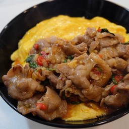 ข้าวกะเพราสันคอหมูไข่ข้น