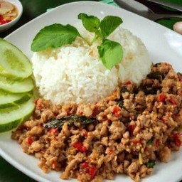 กะเพราหมูสับ แถมฟรี ไข่ดาว