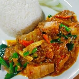 ข้าวพริกแกงหมูกรอบ