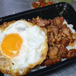 ข้าวหมูทอดกระเทียมในตำนาน+ไข่ดาว