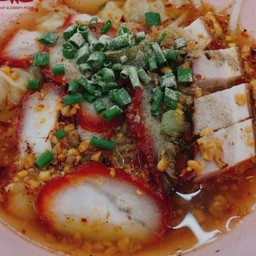 บะหมี่เกี๊ยวหมูแดง-หมูกรอบต้มยำ