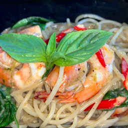 Spaghetti with green curry sauce shrimp สปาเก็ตตี้ เขียวหวาน กุ้ง