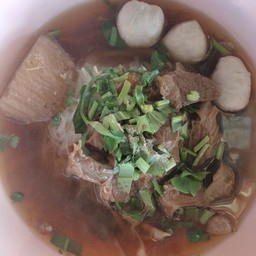 เส้นเล็กลูกชิ้นหมูตุ๋น