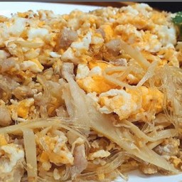 ผัดหน่อไม้ต้มยีใส่ไข่วุ้นเส้นคั่วกะทะ ราดข้าว